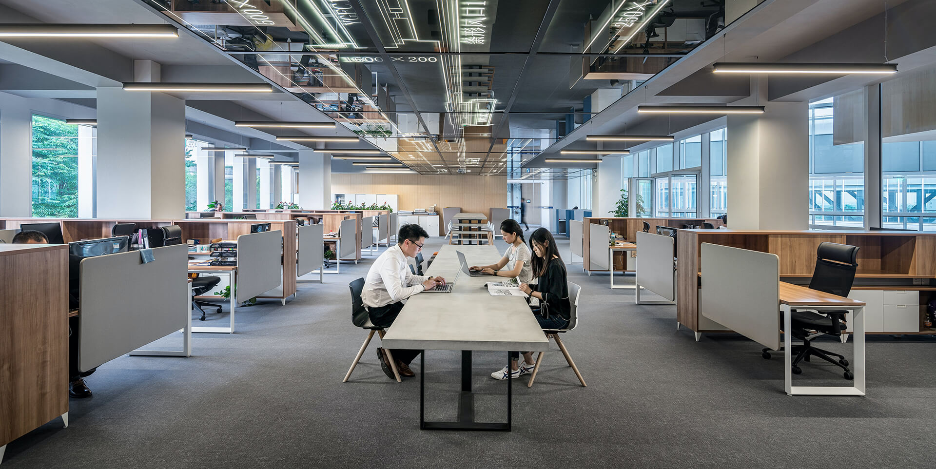 Personas trabajando en una oficina